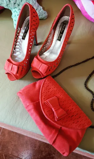 Zapatos de tacón 10 cm y cartera anaranjados.