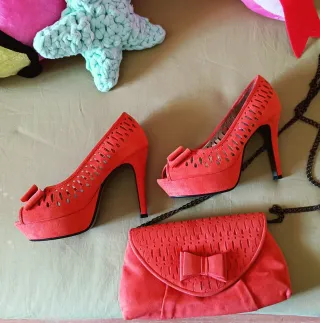 Zapatos de tacón 10 cm y cartera anaranjados.