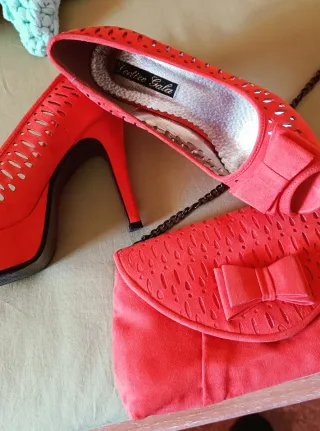 Zapatos de tacón 10 cm y cartera anaranjados.