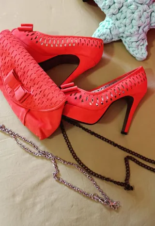 Zapatos de tacón 10 cm y cartera anaranjados.