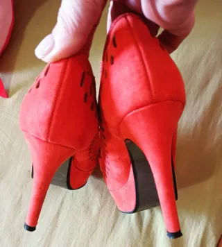 Zapatos de tacón 10 cm y cartera anaranjados.