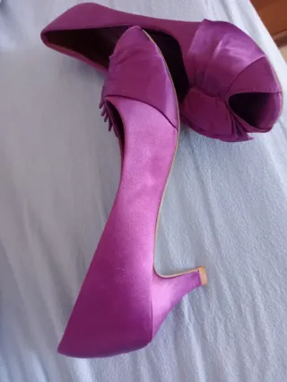 Zapatos de raso fucsia con lazo
