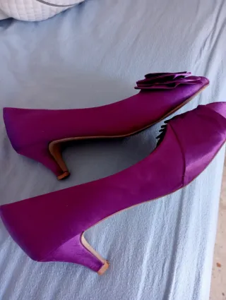 Zapatos de raso fucsia con lazo
