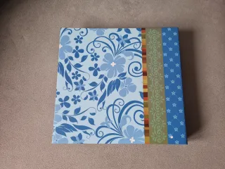 Álbum de fotos azul con flores