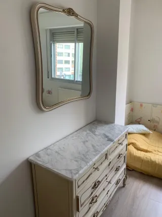 2 camas, mesillas y tocador  rejilla