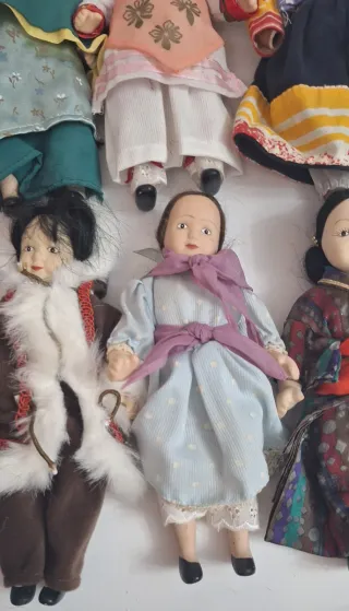 Lote 20 Muñecas Porcelana Trajes Típicos
