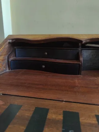 Escritorio de madera antiguo