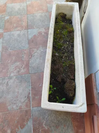 Jardinera de piedra rectangular con relieve