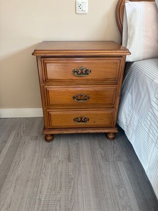 Mesita de noche de madera