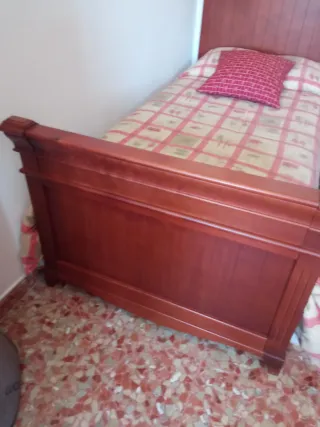 Cama de madera maciza