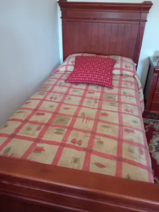 Cama de madera maciza