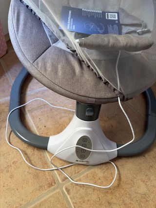 Columpio bebé casi nuevo con mando y bluetooth