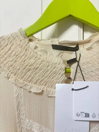 Vestido beige romántico con encaje y cinturón