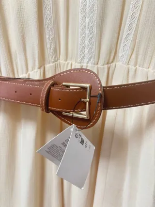 Vestido beige romántico con encaje y cinturón