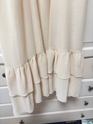Vestido beige romántico con encaje y cinturón