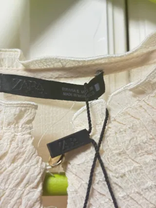 Vestido beige romántico con encaje y cinturón