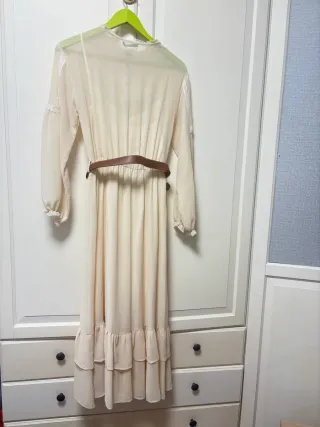 Vestido beige romántico con encaje y cinturón