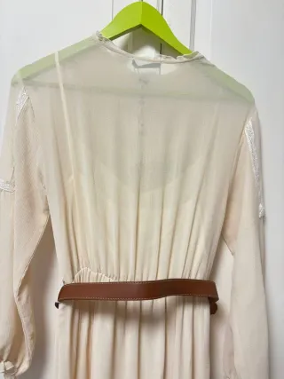 Vestido beige romántico con encaje y cinturón