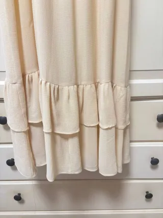 Vestido beige romántico con encaje y cinturón