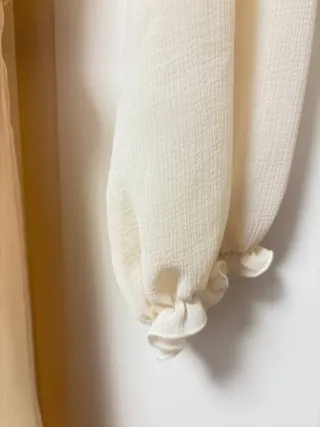 Vestido beige romántico con encaje y cinturón