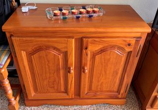 Mueble bajo de madera con puertas
