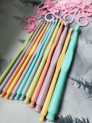 Set de Ganchillos de Colores y Marcadores rosas