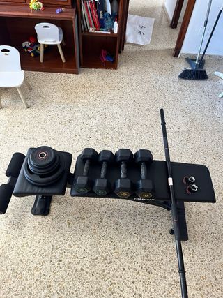Banco de pesas con barra, mancuernas y discos