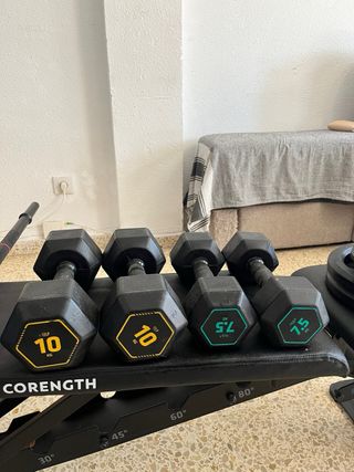 Banco de pesas con barra, mancuernas y discos