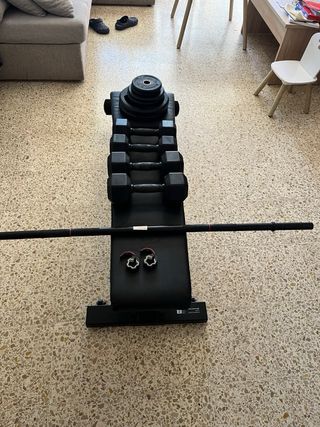 Banco de pesas con barra, mancuernas y discos