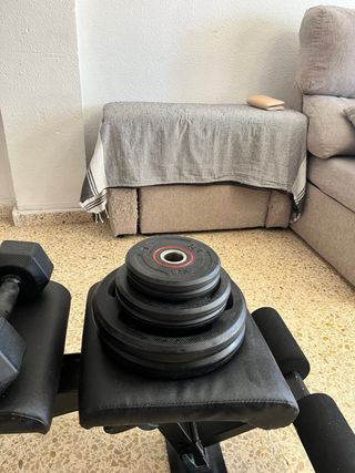 Banco de pesas con barra, mancuernas y discos