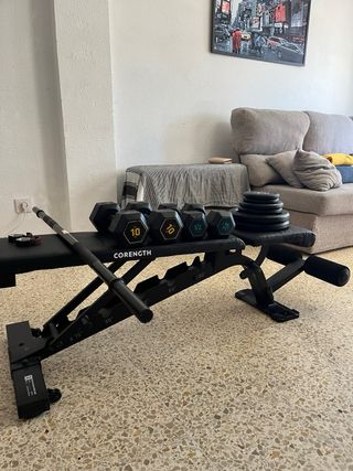 Banco de pesas con barra, mancuernas y discos