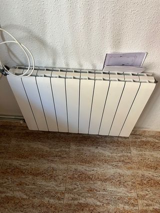 Radiador de metal blanco