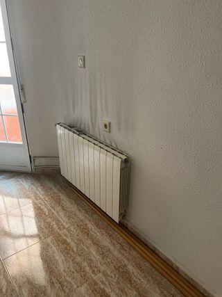 Radiador de metal blanco