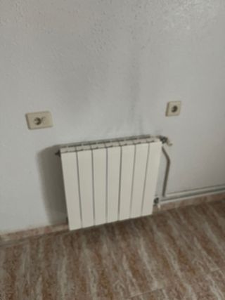 Radiador de metal blanco