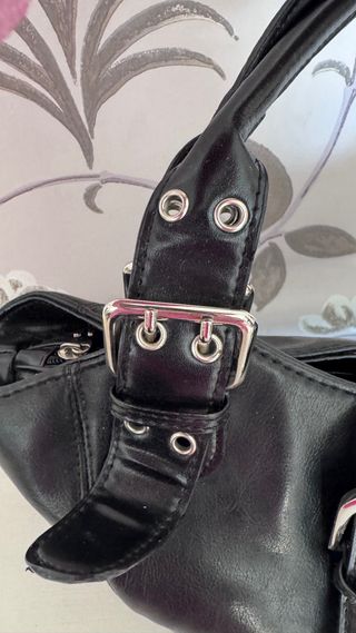 Bolso negro pequeño con hebillas