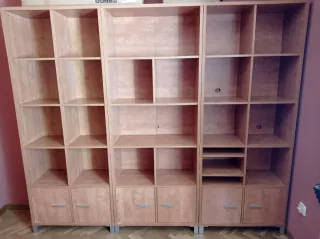 Conjunto de estanterías  formada por tres módulos