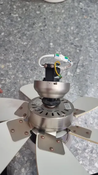 Ventilador de techo Cecotec con luz