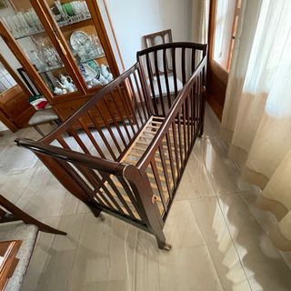 Cuna de bebé oscura