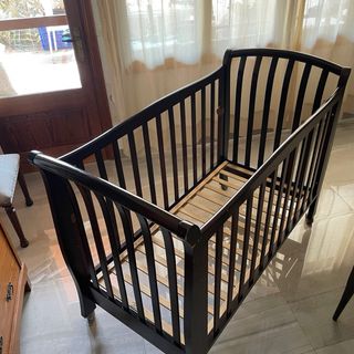 Cuna de bebé oscura