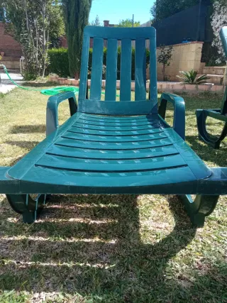 Tumbonas de jardín verdes