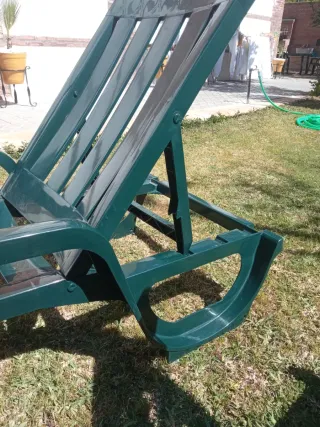 Tumbonas de jardín verdes