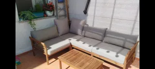 Conjunto de jardín, de madera con cojines.