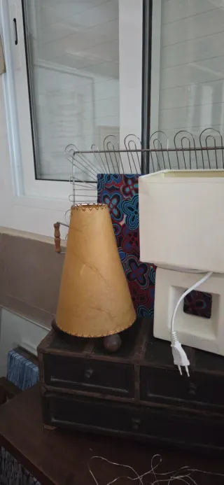 Lámpara de papel con base de madera