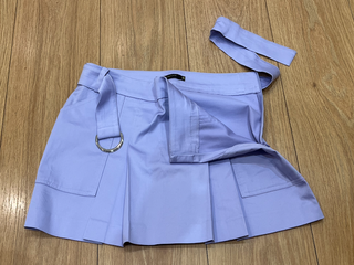 Minifalda lila plisada con cinturón