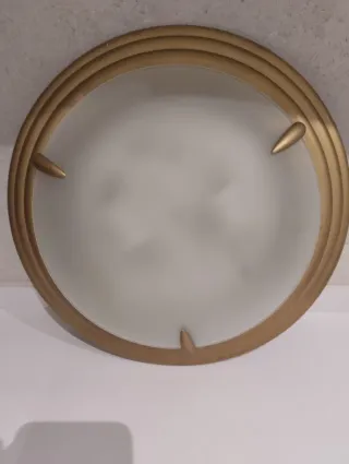 Plafón dorado con detalles