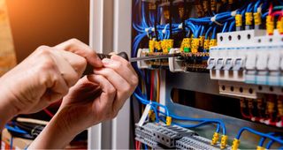 Se realizan trabajos de electricista