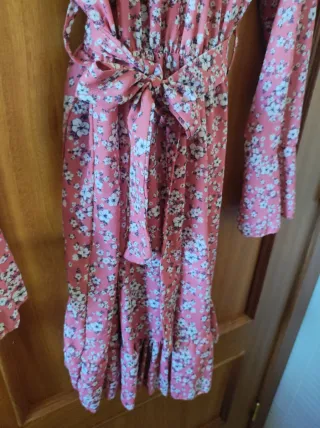 Vestido floral rosa com cinto
