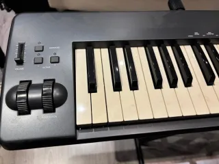 Teclado MIDI Alesis Q88 + suport