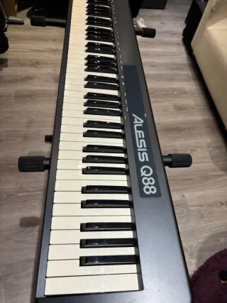 Teclado MIDI Alesis Q88 + suport
