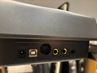 Teclado MIDI Alesis Q88 + suport